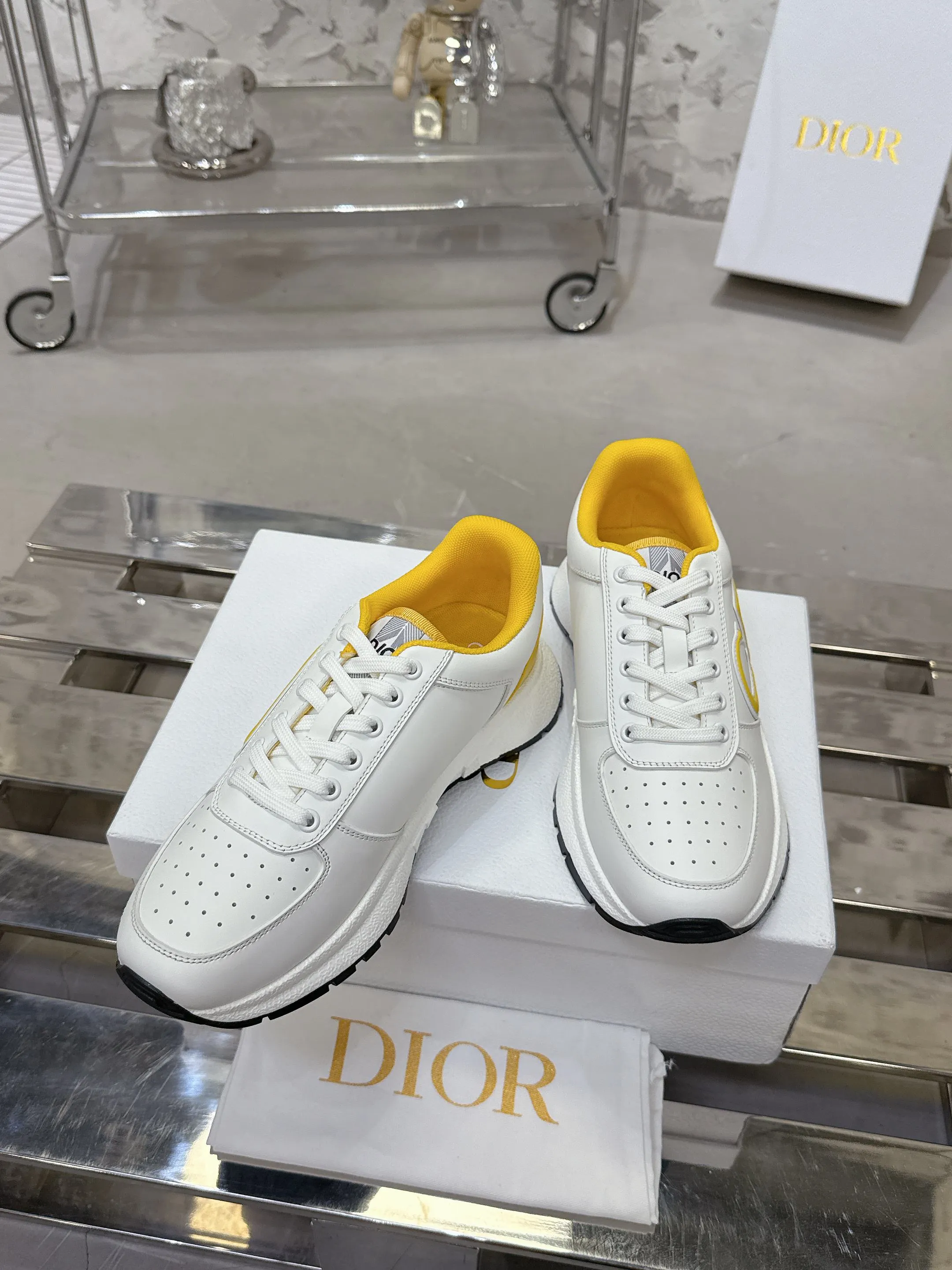 Factory price 680💰 Top version! ! ! Dior Dior's latest Run'n'Dior series, couple's thick-soled casual sneakers, originally purchased, developed and manufactured. This Run'n'Dior reinterprets sports style with an elegant and fashionable shape. The upper is crafted from white mesh fabric and features the Christian Dior Paris signature on the laces and heel. The exquisite two-color sole is light and soft, which can add a high-end temperament to all kinds of casual looks. Exquisite packaging at the delivery counter 🛍📦 ▪️Fabric: Original customized imported first-layer cowhide ▪️Inner lining: Imported original lining ▪️Sole: Original molded non-slip TPU material ▪️Size: Women's 35-41 / Men's 39-46 (Female 40 41 / Men's 38.45.46 customized)